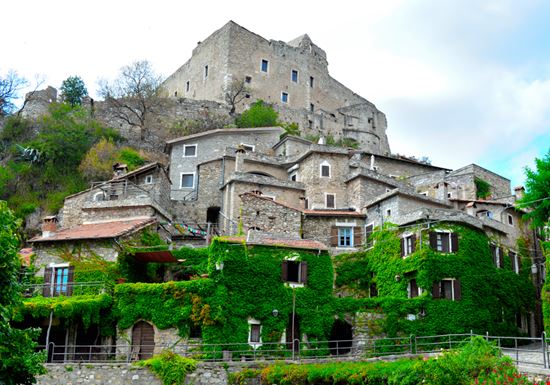 Castelvecchio di Rocca Barbena Castelvecchio di Rocca Barbena McoBra89 - Shutterstock.com 