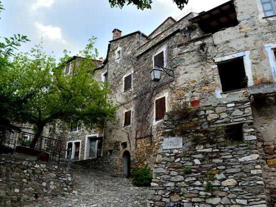 Castelvecchio di Rocca Barbena Castelvecchio di Rocca Barbena McoBra89 - Shutterstock.com 