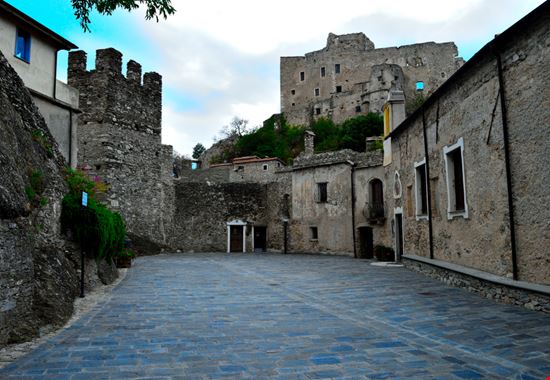 Castelvecchio di Rocca Barbena Castelvecchio di Rocca Barbena McoBra89 - Shutterstock.com 