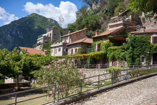 Castelvecchio di Rocca Barbena Castelvecchio di Rocca Barbena Koen IJpelaar Photograpy - Shutterstock.com 