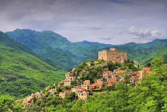 Castelvecchio di Rocca Barbena Castelvecchio di Rocca Barbena LianeM / Shutterstock.com 