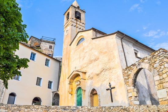 Castelvecchio di Rocca Barbena Castelvecchio di Rocca Barbena s74 / Shutterstock.com 