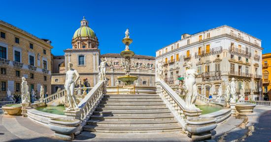 Palermo piazza pretoria trabantos - Shutterstock.com 