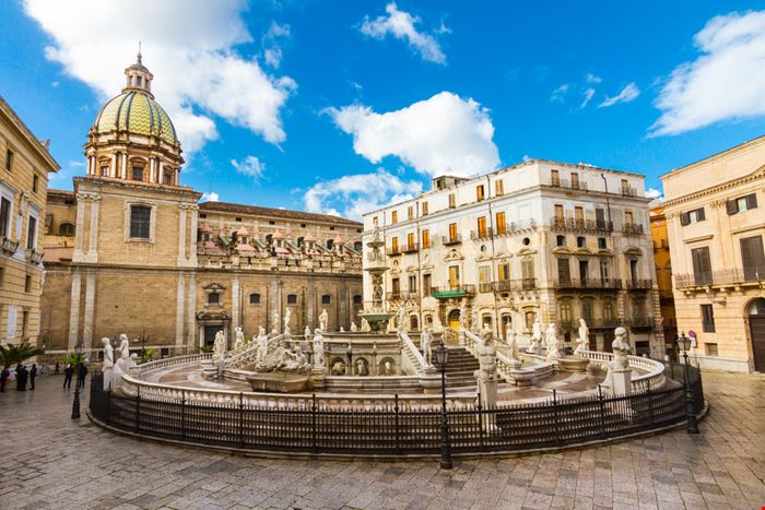 Piazza Pretoria, la ‘Piazza della Vergogna’ di Palermo - piazza pretoria - Matej Kastelic - Shutterstock.com