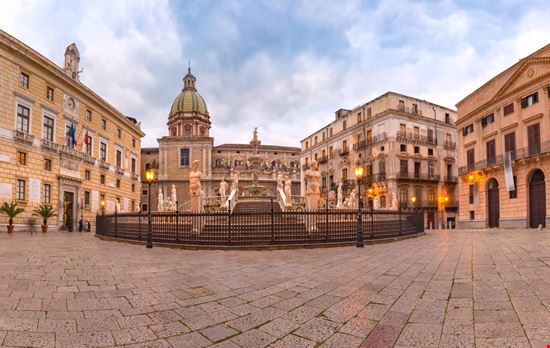 Palermo piazza pretoria kavalenkava - Shutterstock.com 