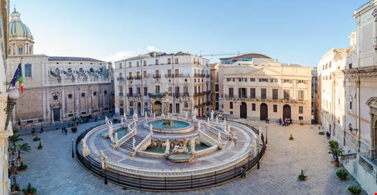 Palermo piazza pretoria Gandolfo Cannatella - Shutterstock.com 