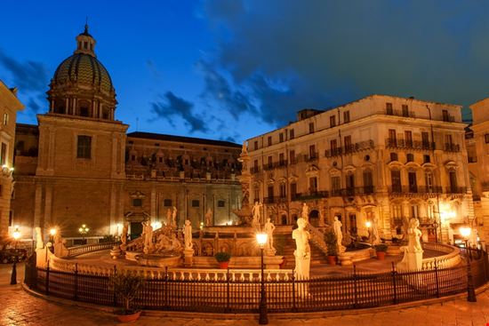 Palermo piazza pretoria tanialerro.art - Shutterstock.com 