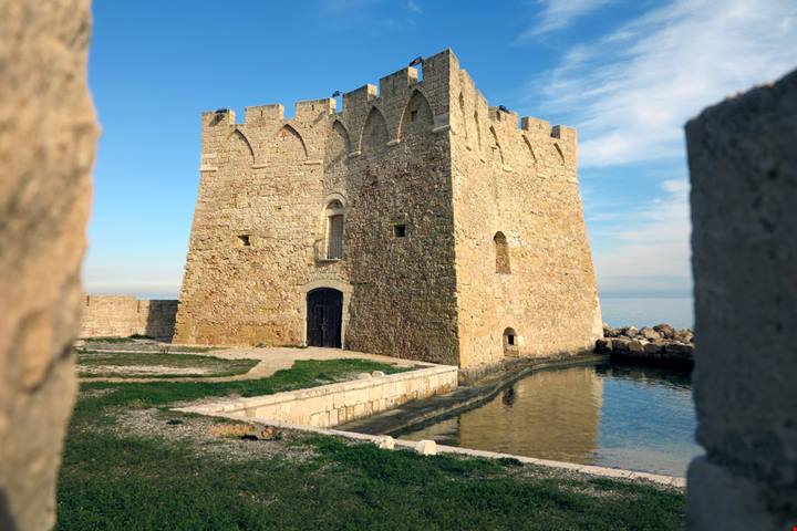 È ottagonale e a forma di cappello di prete: l'antica torre a picco sul mare del Salento è una cartolina pugliese d'altri tempi