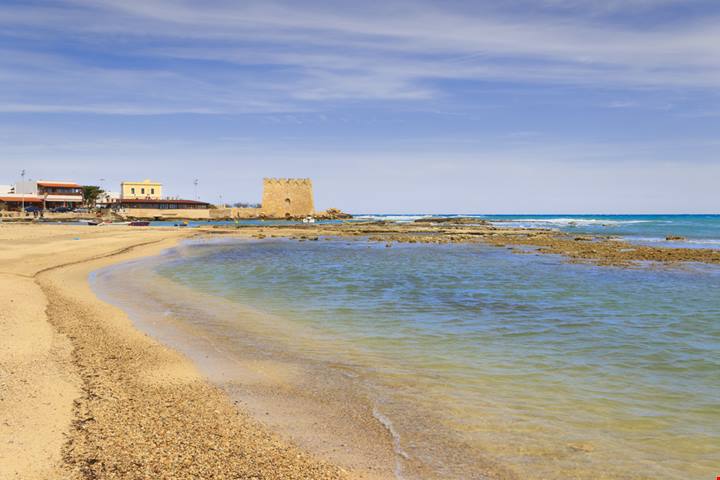 È ottagonale e a forma di cappello di prete: l'antica torre a picco sul mare del Salento è una cartolina pugliese d'altri tempi