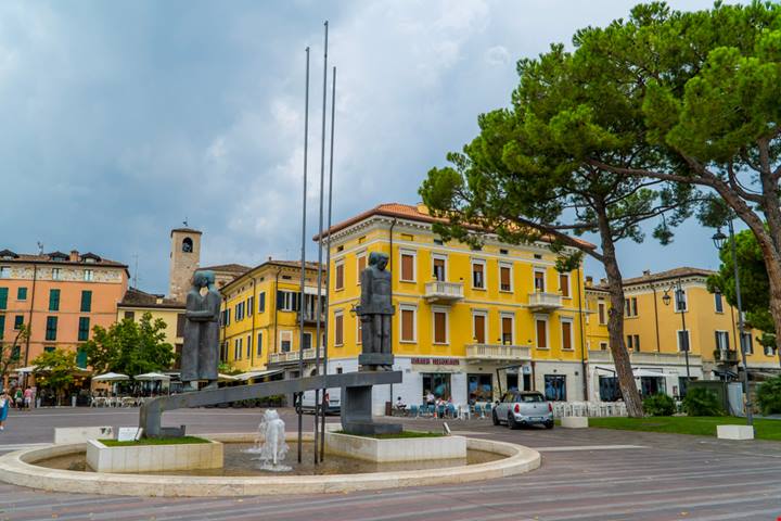 È lei la bomboniera del Lago di Garda, ed è una piccola perla (di grande bellezza): romantica e pittoresca, sembra di essere in una cartolina