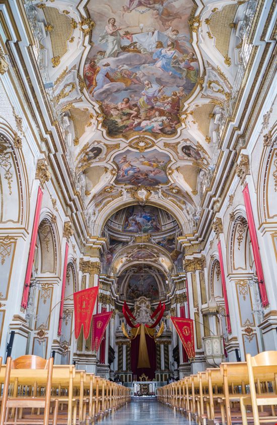 Basilica di Santa Maria Maggiore Basilica di Santa Maria Maggiore Gandolfo Cannatella / Shutterstock.com 