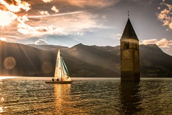 Lago di Resia Il lago del 'campanile sommerso'  stock.adobe.com 