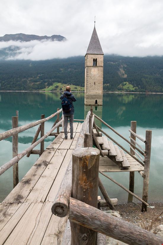 Lago di Resia Il lago del 'campanile sommerso'  stock.adobe.com 