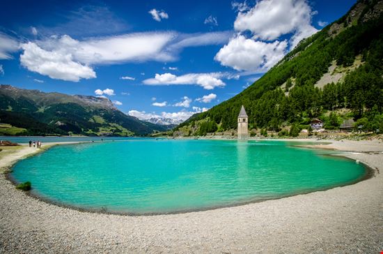 Lago di Resia Il lago del 'campanile sommerso'  stock.adobe.com 