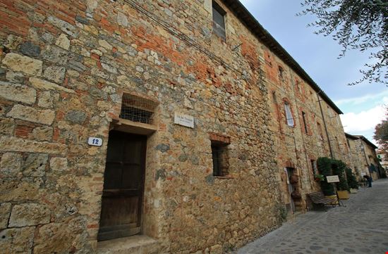Monteriggioni Viette del borgo stock.adobe.com 