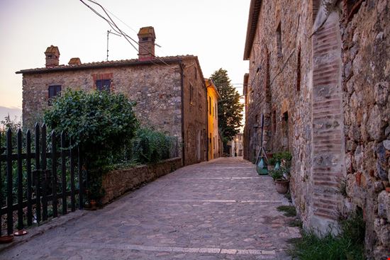 Monteriggioni Viette del borgo stock.adobe.com 