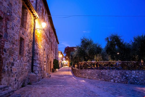 Monteriggioni Viette del borgo stock.adobe.com 