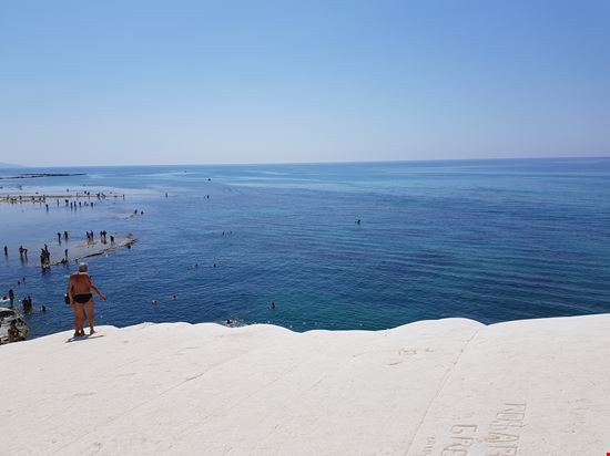 Scala dei Turchi La scala bianca sul mare della Sicilia
 stock.adobe.com 