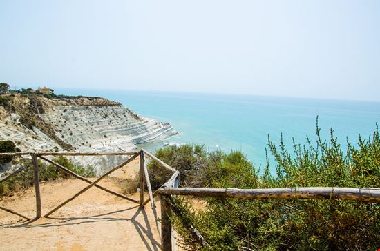 Scala dei Turchi La scala bianca sul mare della Sicilia
 stock.adobe.com 