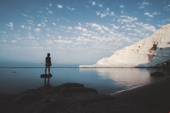 Scala dei Turchi La scala bianca sul mare della Sicilia
 stock.adobe.com 