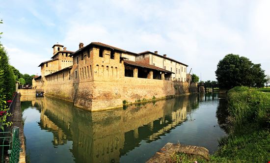 Pagazzano Castello  stock.adobe.com 