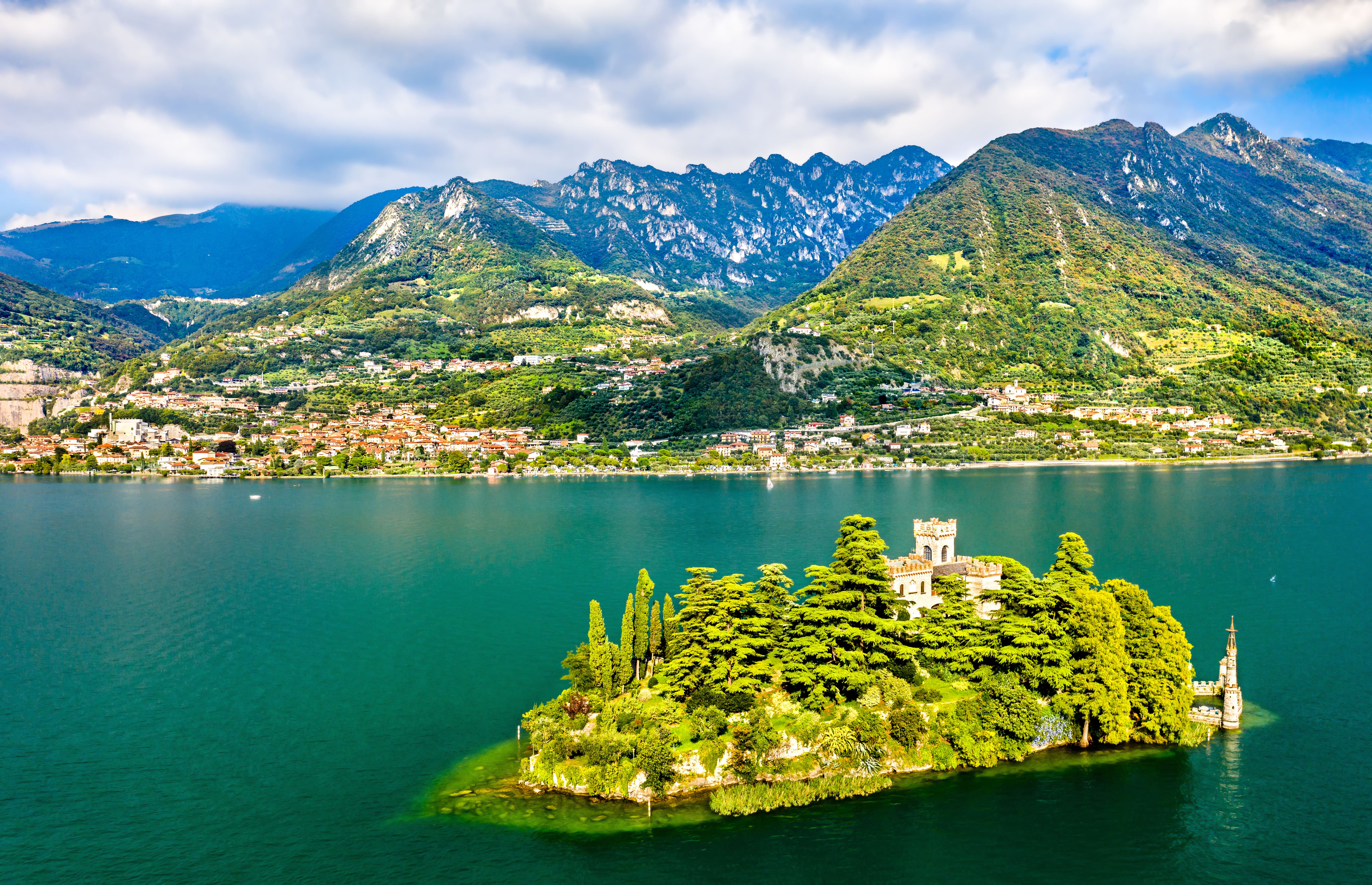 Questa minuscola isola privata del Lago d'Iseo è uno dei grandi luoghi del mistero della Lombardia: è piena di segreti