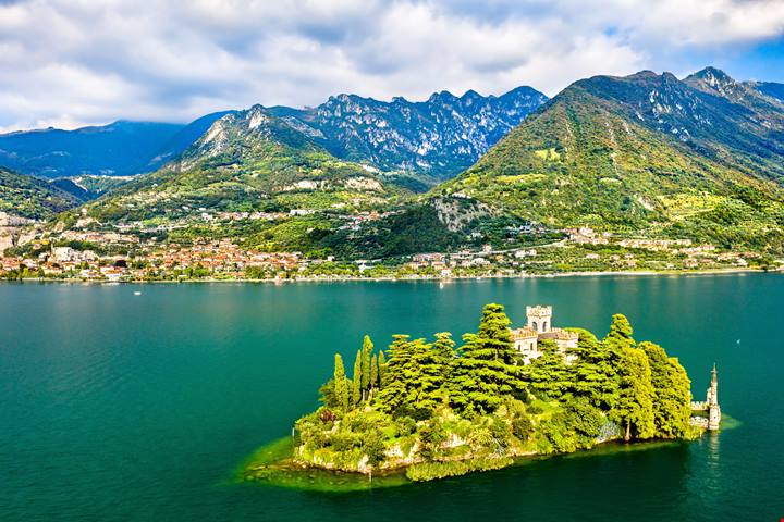 Questa minuscola isola privata del Lago d'Iseo è uno dei grandi luoghi del mistero della Lombardia: è piena di segreti