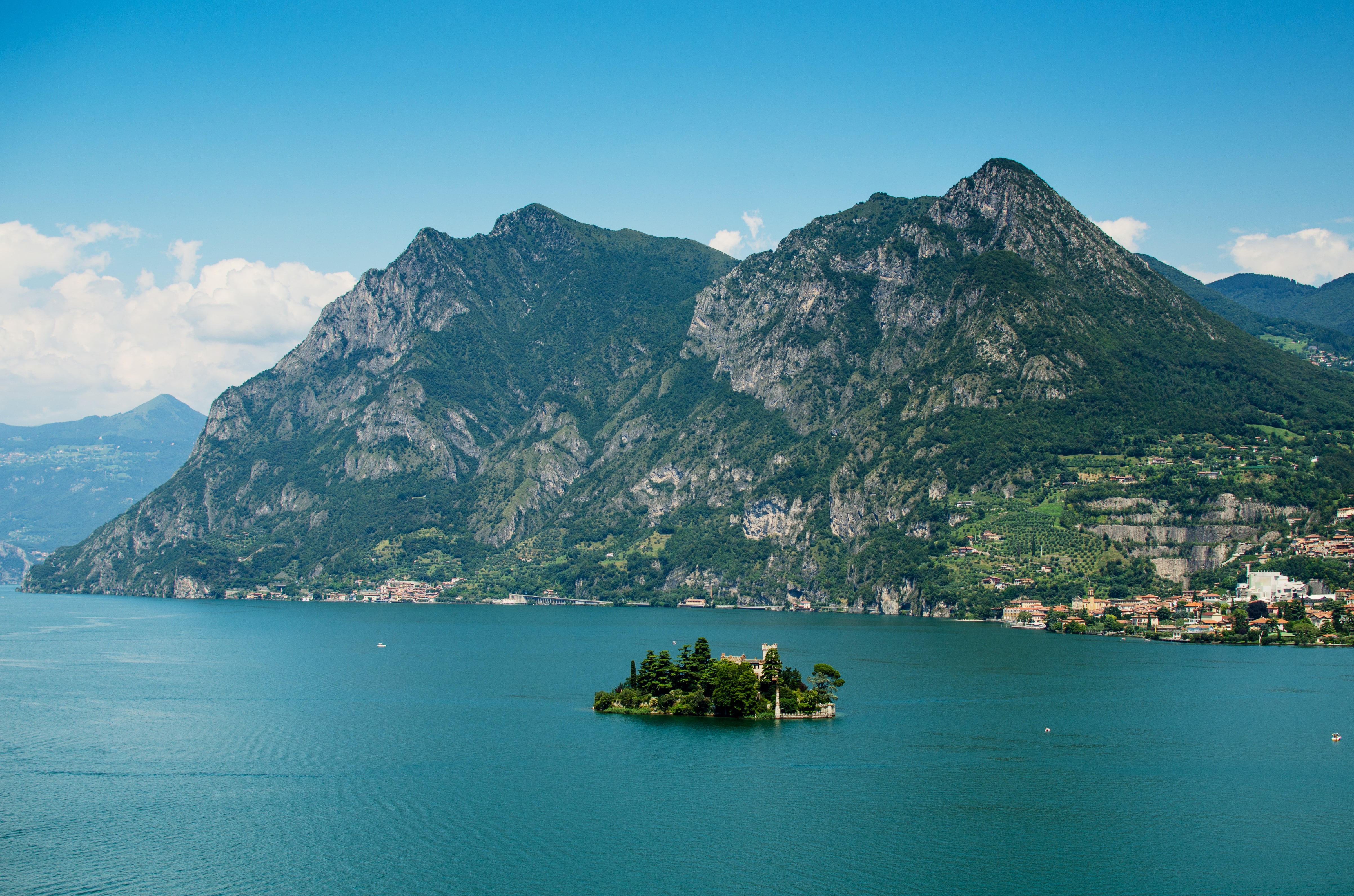 Questa minuscola isola privata del Lago d'Iseo è uno dei grandi luoghi del mistero della Lombardia: è piena di segreti