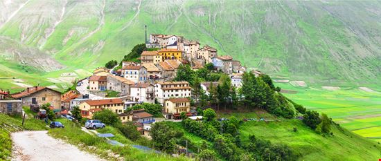 Castelluccio di Norcia Altipiano di Castelluccio stock.adobe.com 