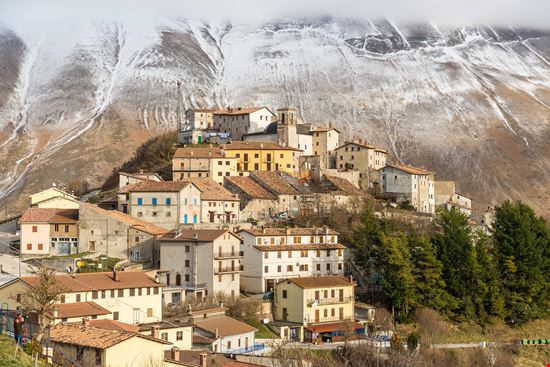 Castelluccio di Norcia Altipiano di Castelluccio stock.adobe.com 