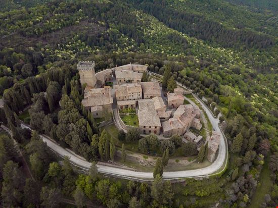Castello di Gargonza Il borgo-castello della Val di Chiana stock.adobe.com 