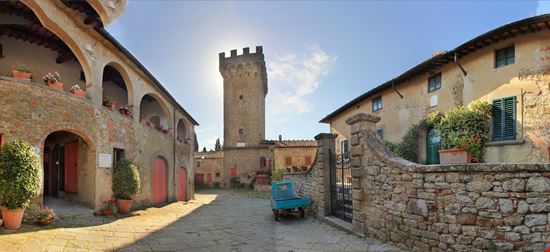 Castello di Gargonza Il borgo-castello della Val di Chiana stock.adobe.com 
