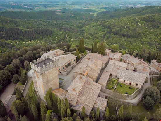 Castello di Gargonza Il borgo-castello della Val di Chiana stock.adobe.com 