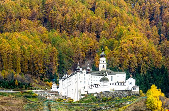 Abbazia di Monte Maria L'abbazia fortezza dell'Alto Adige stock.adobe.com 