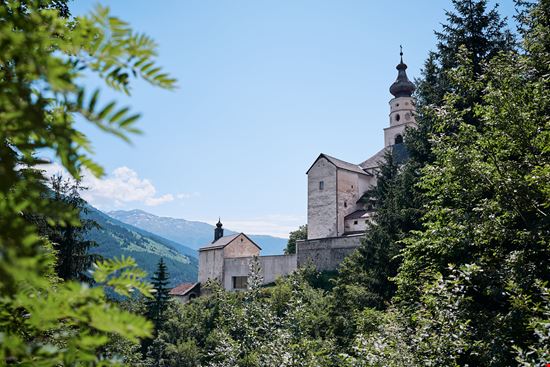 Abbazia di Monte Maria L'abbazia fortezza dell'Alto Adige stock.adobe.com 