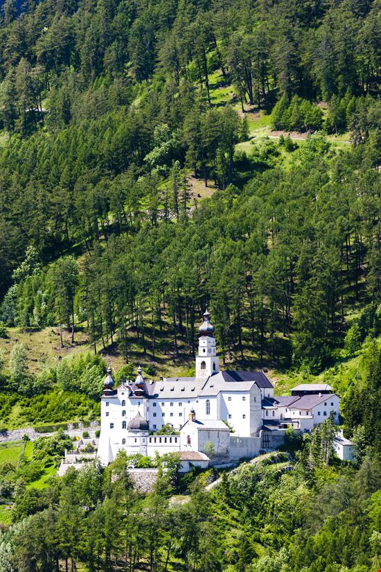 Abbazia di Monte Maria L'abbazia fortezza dell'Alto Adige stock.adobe.com 