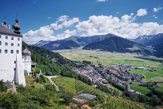 Abbazia di Monte Maria L'abbazia fortezza dell'Alto Adige stock.adobe.com 