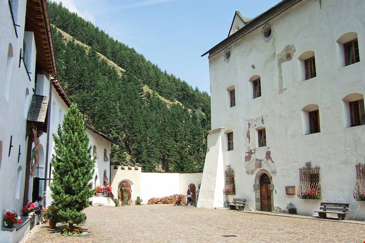 In Italia c'è il monastero più alto d'Europa: qui si respira l'aria buona della montagna e il silenzio della fede
