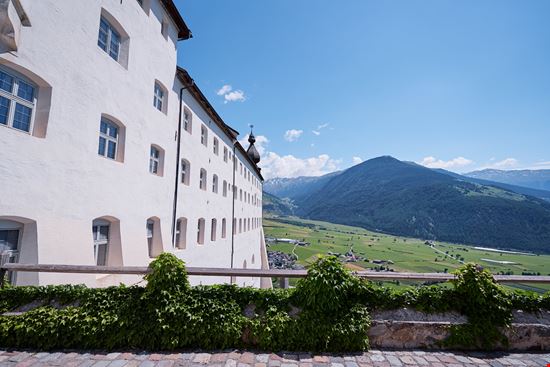 Abbazia di Monte Maria L'abbazia fortezza dell'Alto Adige stock.adobe.com 