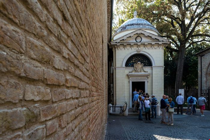 Tomba di Dante - Tomba di Dante - Niccolo Talenti - Shutterstock.com