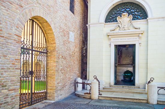Tomba di Dante Tomba di Dante Gimas - Shutterstock.com 