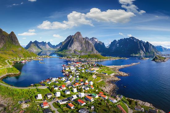 Reine Il villaggio sui fiordi norvegesi stock.adobe.com 