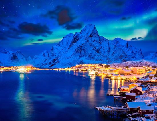 Reine Il villaggio sui fiordi norvegesi stock.adobe.com 