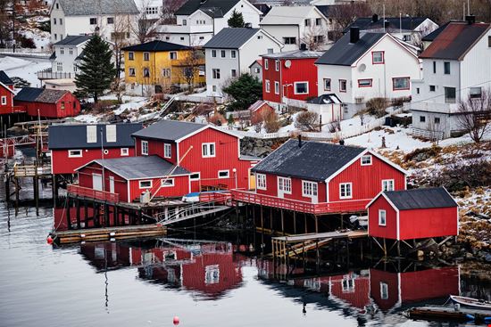 Reine Il villaggio sui fiordi norvegesi stock.adobe.com 