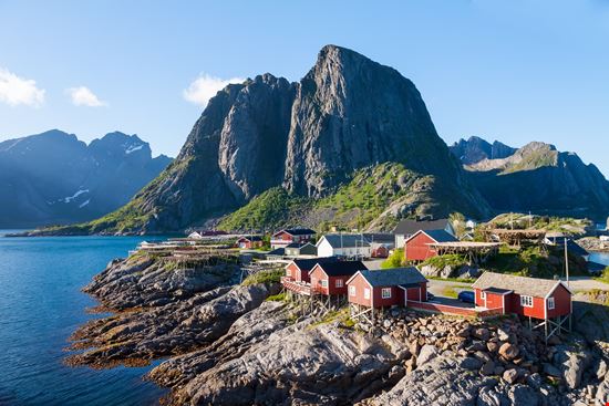 Reine Il villaggio sui fiordi norvegesi stock.adobe.com 