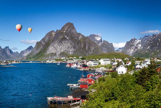Reine Il villaggio sui fiordi norvegesi stock.adobe.com 