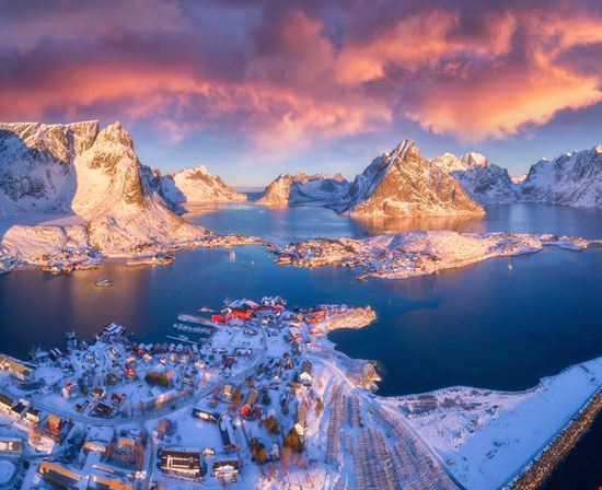 Reine Il villaggio sui fiordi norvegesi stock.adobe.com 