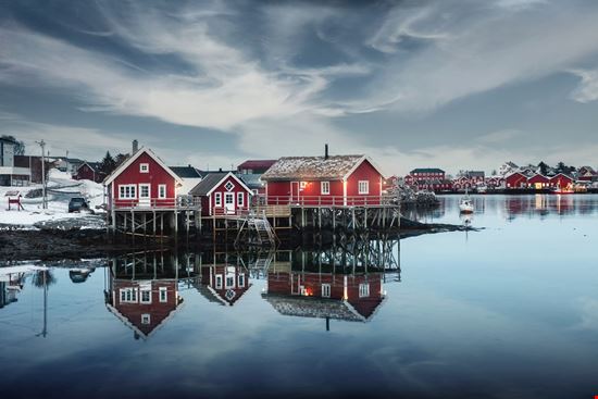 Reine Il villaggio sui fiordi norvegesi stock.adobe.com 