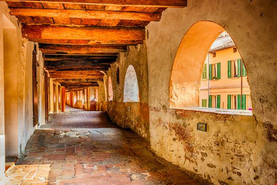 Via del Borgo Via del Borgo GoneWithTheWind - Shutterstock.com 