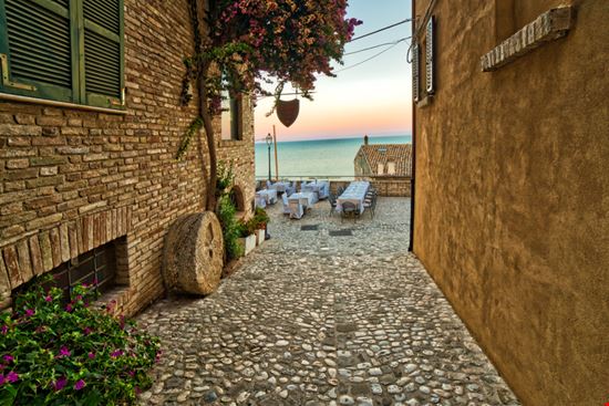 Grottammare Borgo antico Vivida Photo PC / Shutterstock.com 